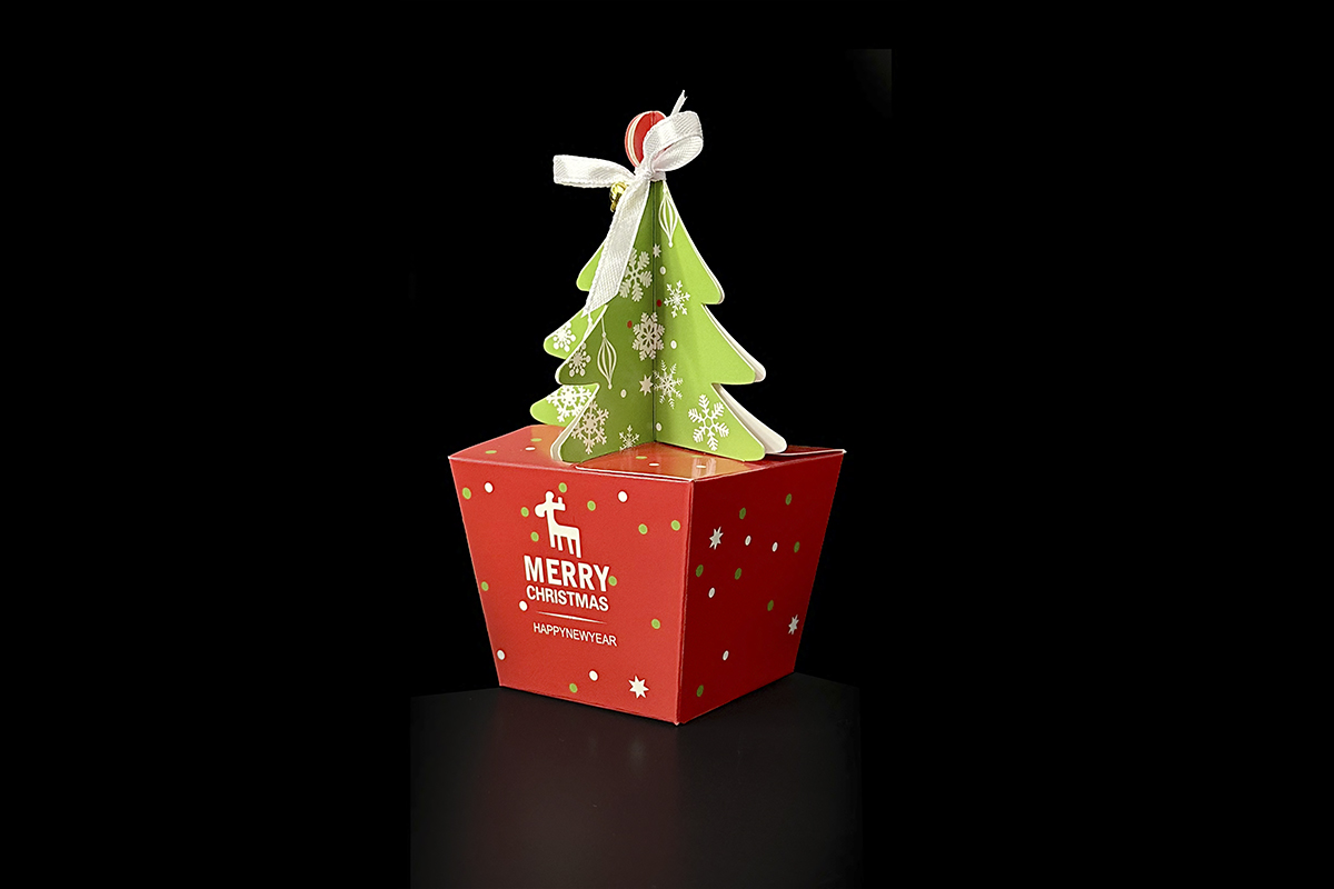 Ялинкова прикраса з рубінового шоколаду з маршмеллоу