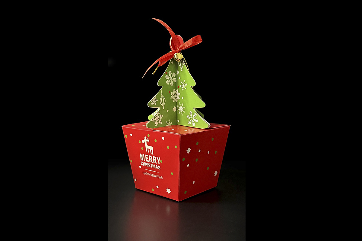 Ялинкова прикраса з чорного шоколаду з маршмеллоу